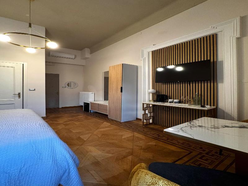 Bed & Chic Art Rooms image