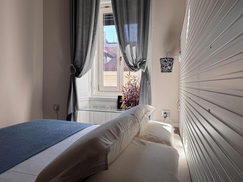 Bed & Chic Art Rooms image