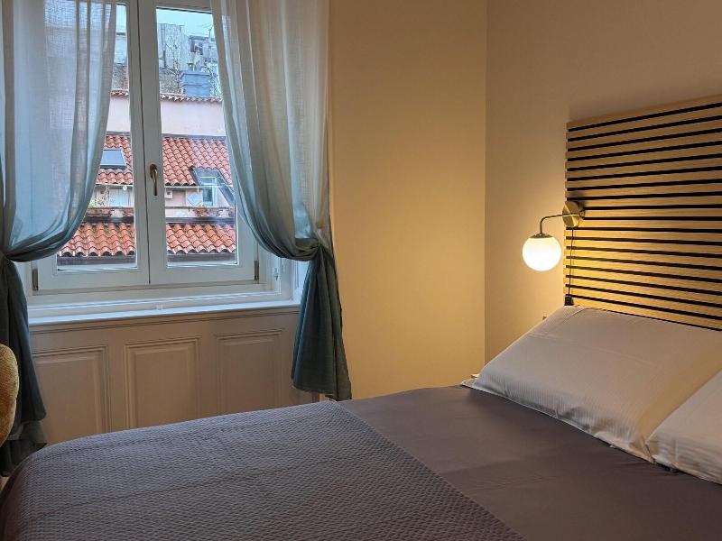 Bed & Chic Art Rooms image