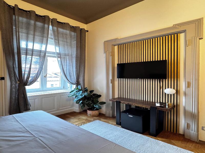 Bed & Chic Art Rooms image