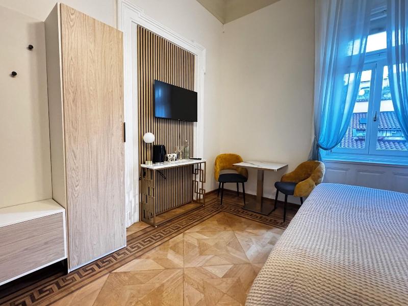 Bed & Chic Art Rooms image