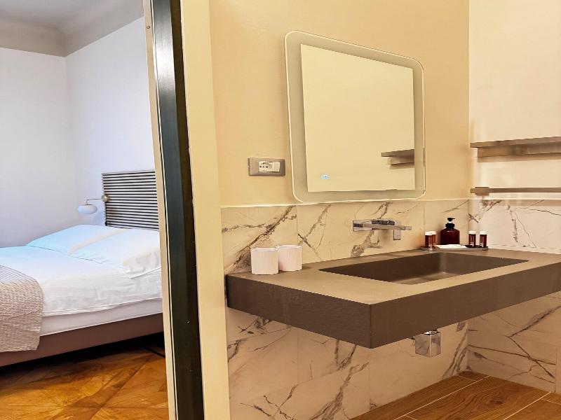 Bed & Chic Art Rooms image