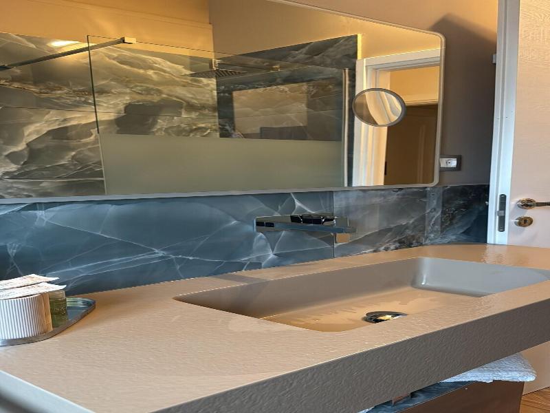 Bed & Chic Art Rooms image