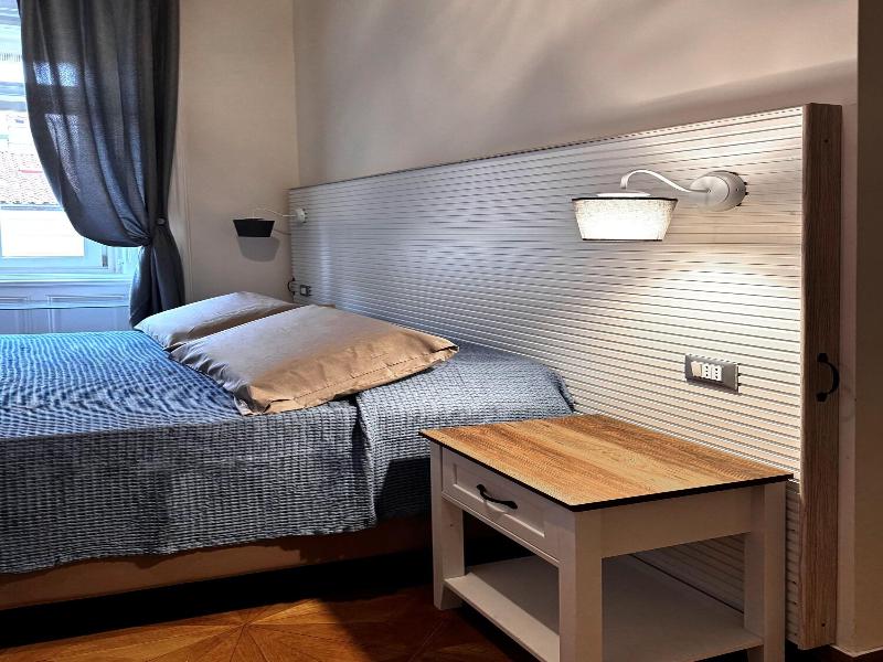 Bed & Chic Art Rooms image