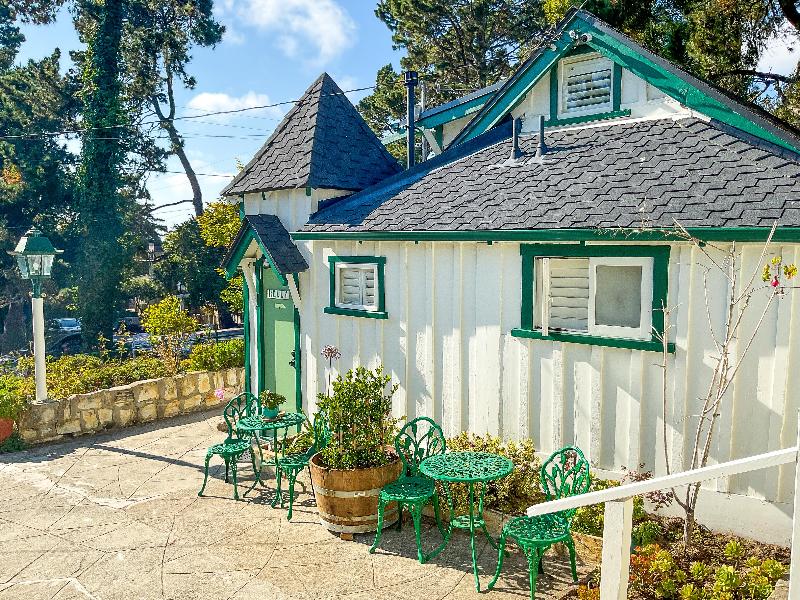 Carmel Green Lantern Inn - Image 9