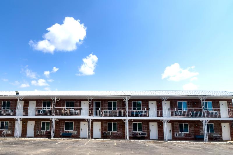 Imperial Inn Tazwell image