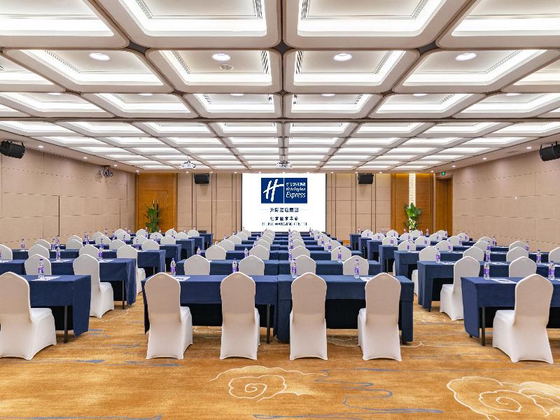 Holiday Inn Express Beijing Huacai image