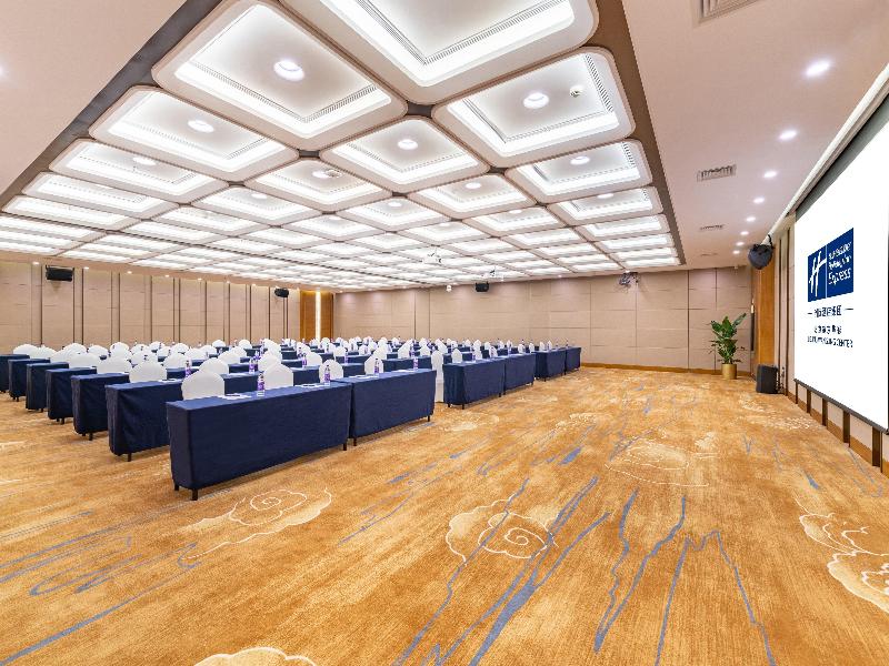 Holiday Inn Express Beijing Huacai image