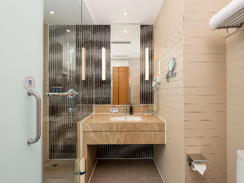 Holiday Inn Express Beijing Huacai image