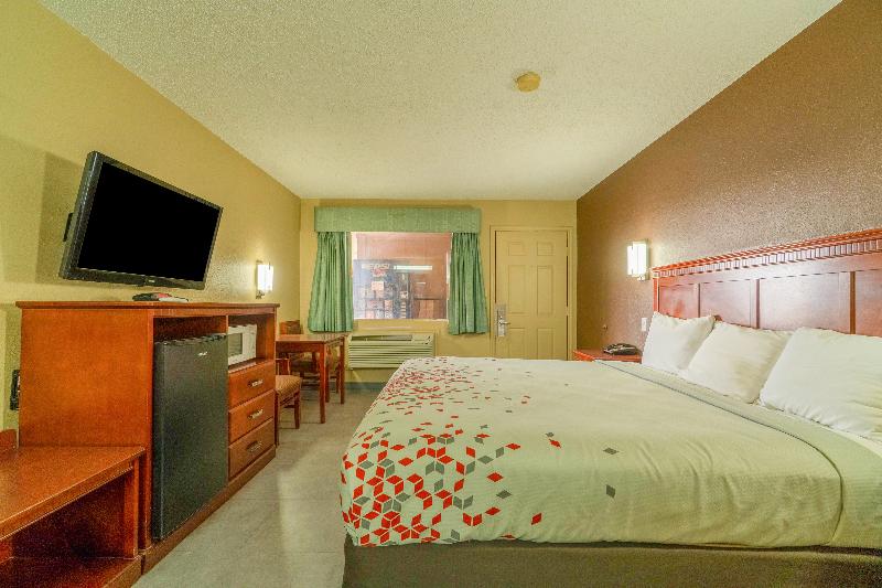 Crown Inn By OYO Denver Tx image