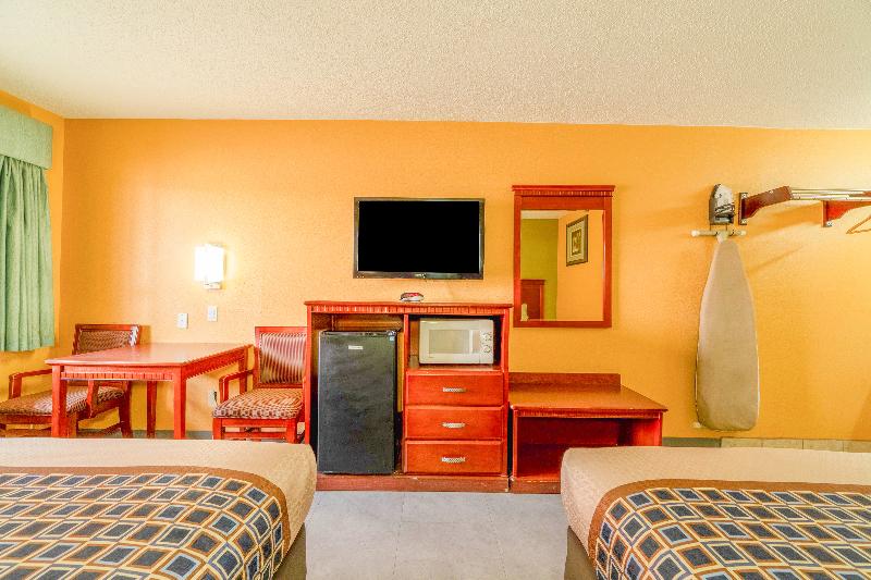 Crown Inn By OYO Denver Tx image
