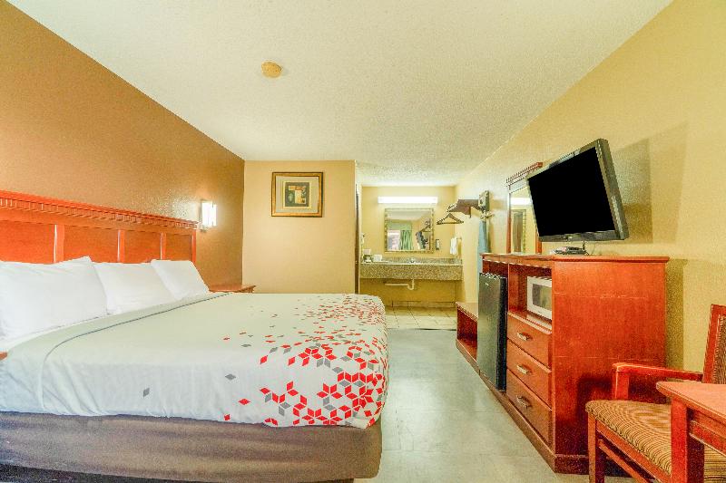 Crown Inn By OYO Denver Tx image