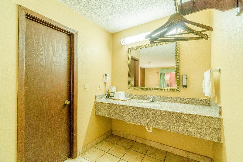 Crown Inn By OYO Denver Tx image