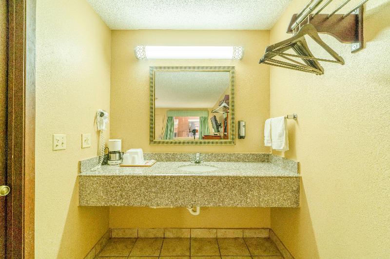 Crown Inn By OYO Denver Tx image