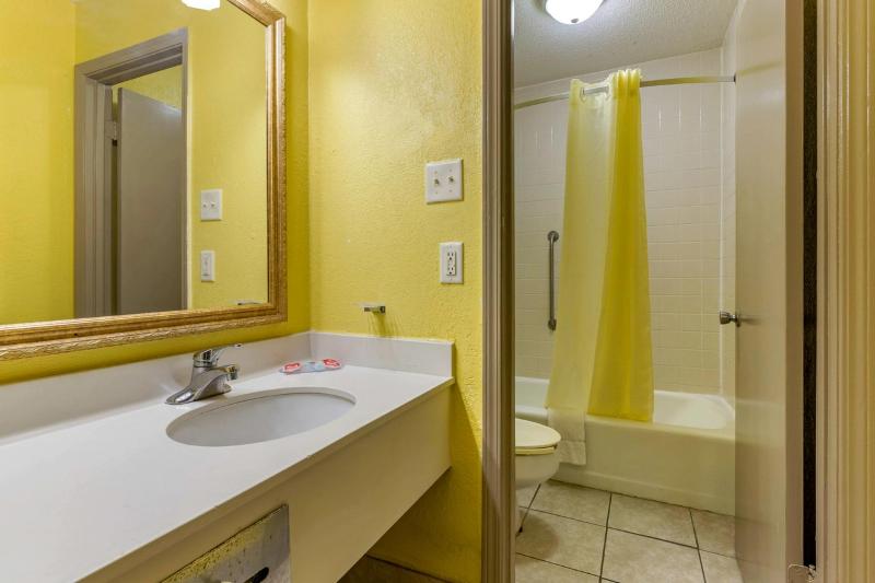 Travelers Inn Douglas By OYO US-441 image