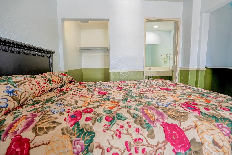 Day & Night Inn image