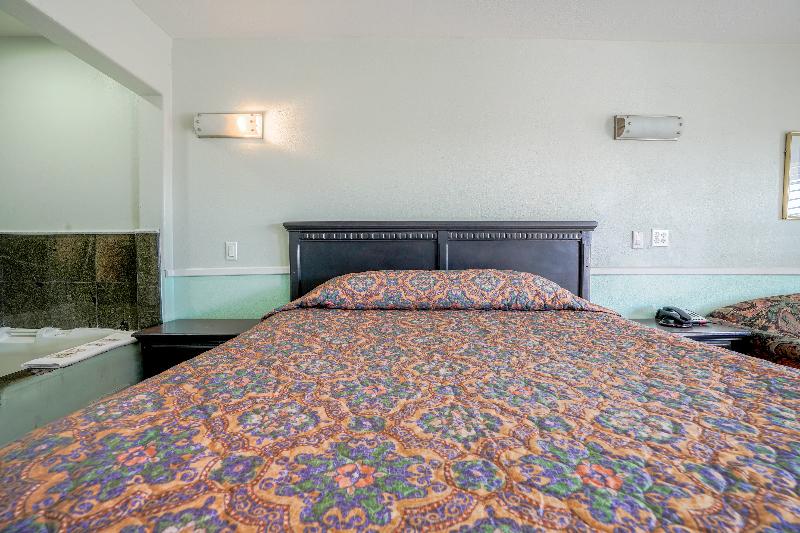 Day & Night Inn image