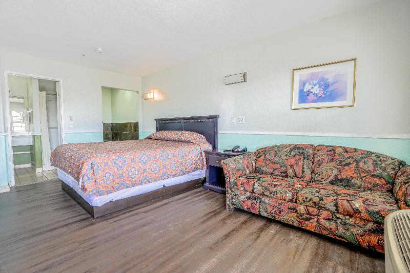 Day & Night Inn image