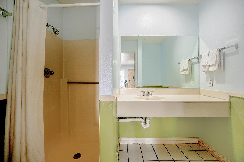Day & Night Inn image