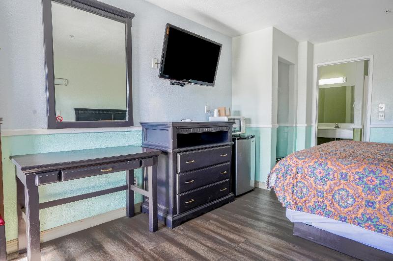 Day & Night Inn image