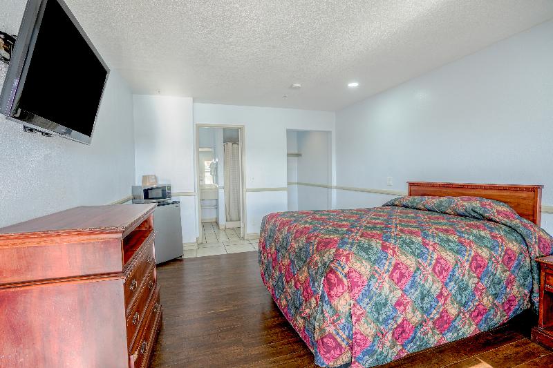 Day & Night Inn image