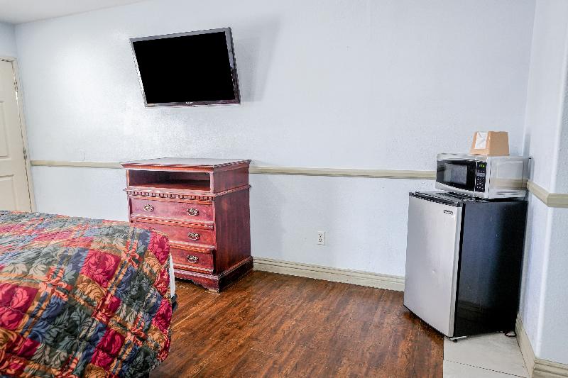 Day & Night Inn image
