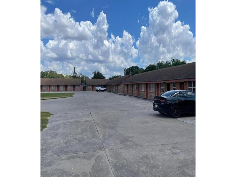 Lakeside inn & suites by OYO Mathis I 37