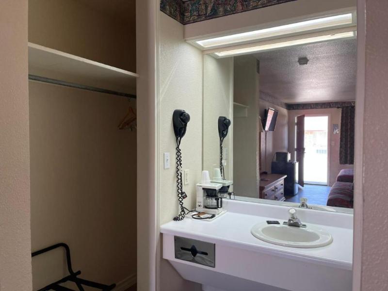 Lakeside inn & suites by OYO Mathis I 37 image
