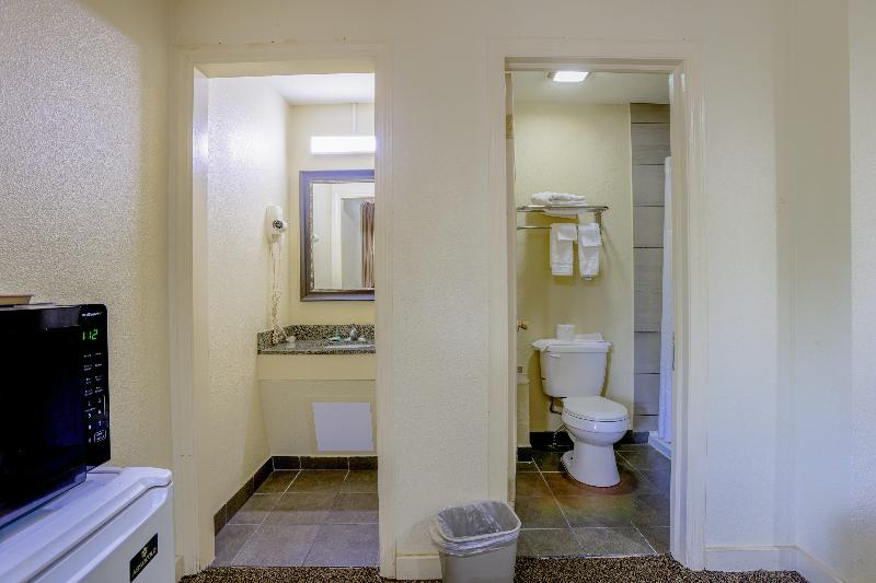 Budget Inn By OYO Natural Bridge I-81 image