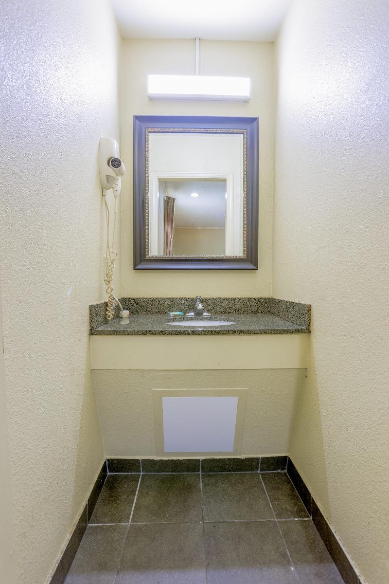 Budget Inn By OYO Natural Bridge I-81 image