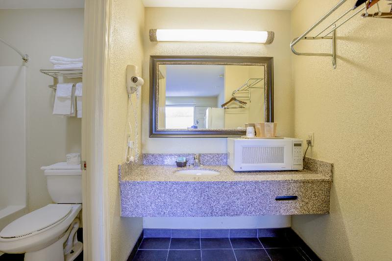 Budget Inn By OYO Natural Bridge I-81 image