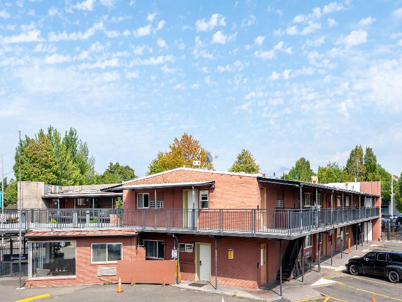Banfield Studios By OYO Portland OR image