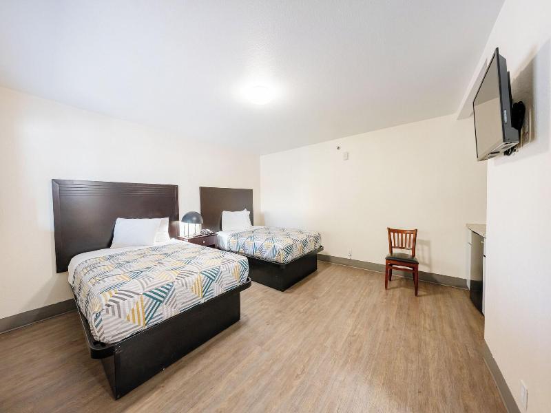 Banfield Studios By OYO Portland OR image