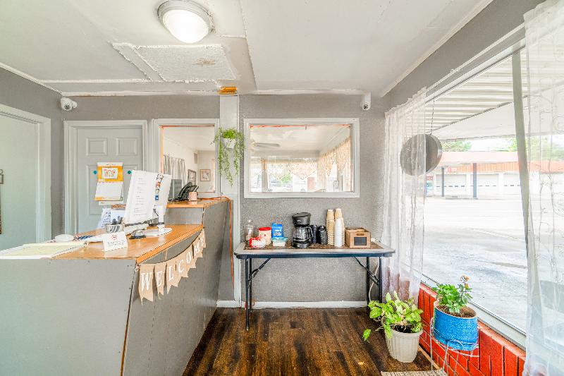 OYO Holiday Capri Motel & Rv Park image 1