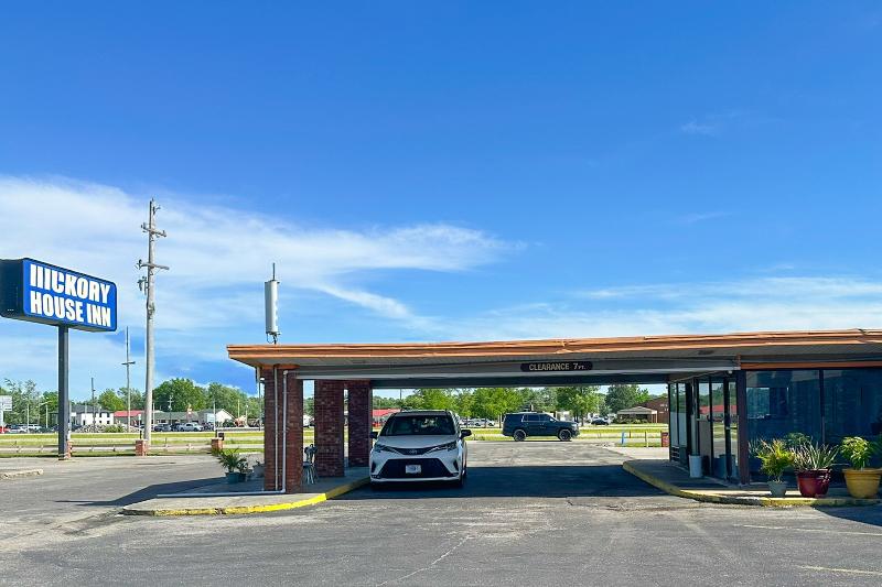 OYO Hickory House Inn image