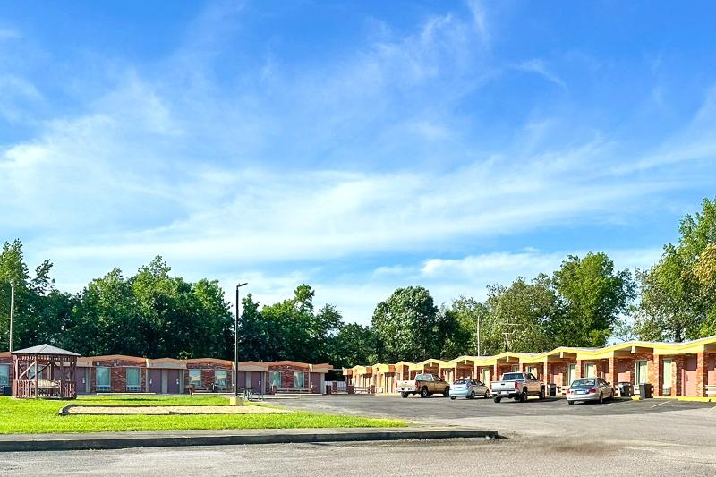 OYO Hickory House Inn image