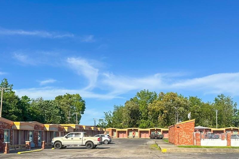 OYO Hickory House Inn image