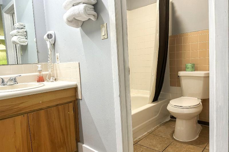 OYO Hickory House Inn image