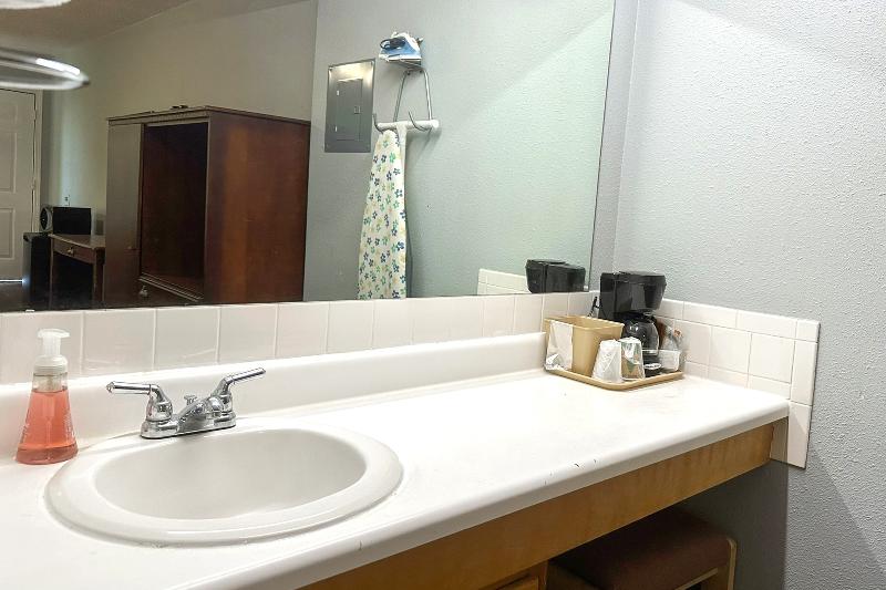 OYO Hickory House Inn image