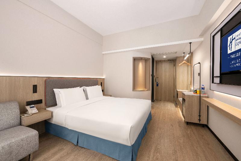 Holiday Inn Express Putuo Shanghai image