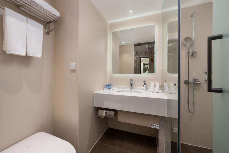Holiday Inn Express Putuo Shanghai image