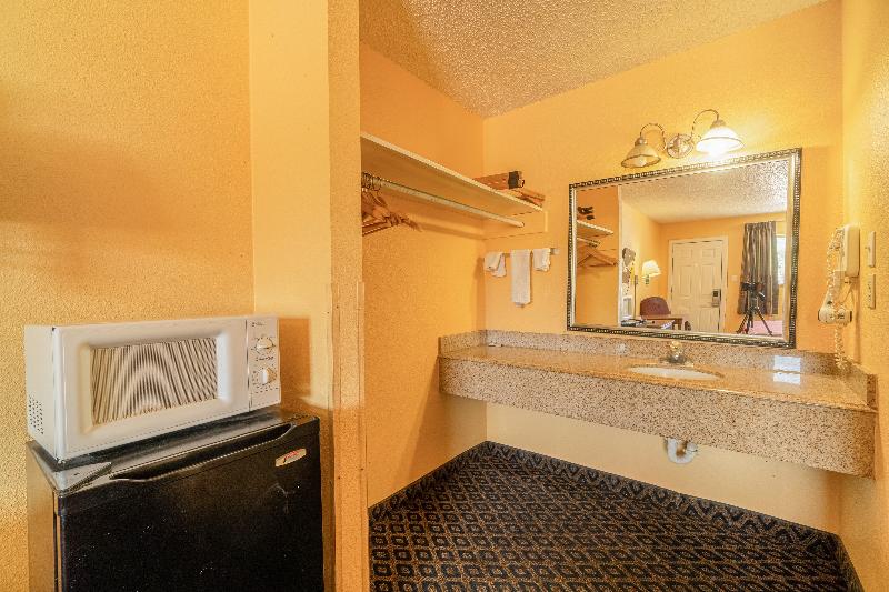 OYO Budget Inn Falfurrias Hwy 281 image