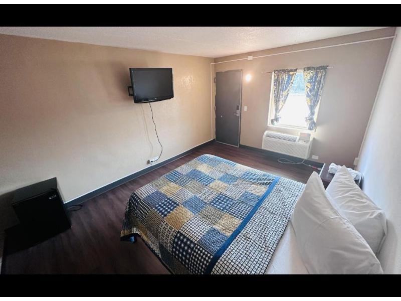 Hallmark Inn By OYO Fort Wayne image