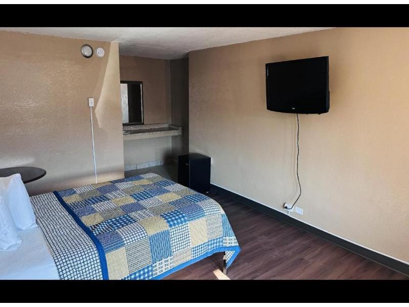 Hallmark Inn By OYO Fort Wayne image