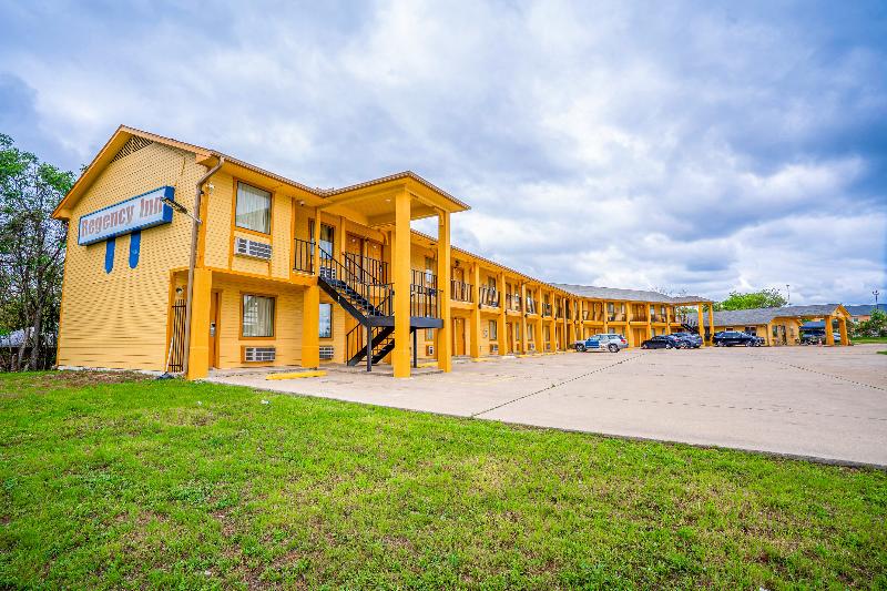 Regency Inn By OYO Rockdale TX image