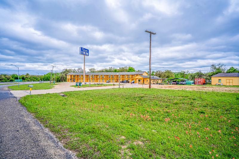 Regency Inn By OYO Rockdale TX image