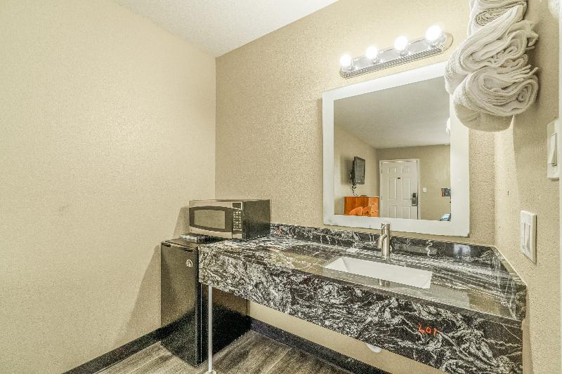 Regency Inn By OYO Rockdale TX image