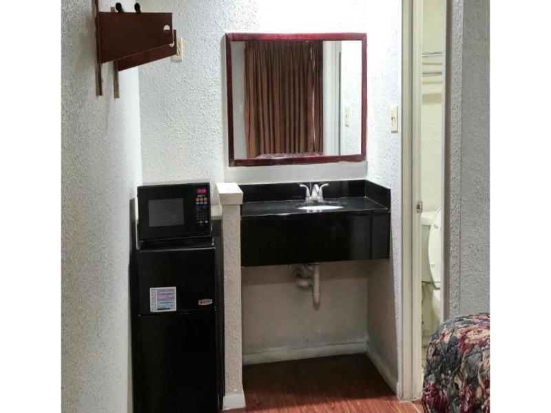 Deluxe Inn Motel By OYO Grand Prairie I-30 image