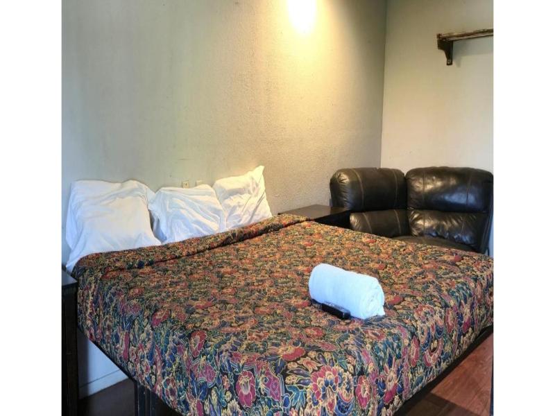 Deluxe Inn Motel By OYO Grand Prairie I-30 image