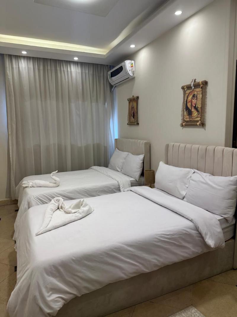 Pyramids Era View - Image 2